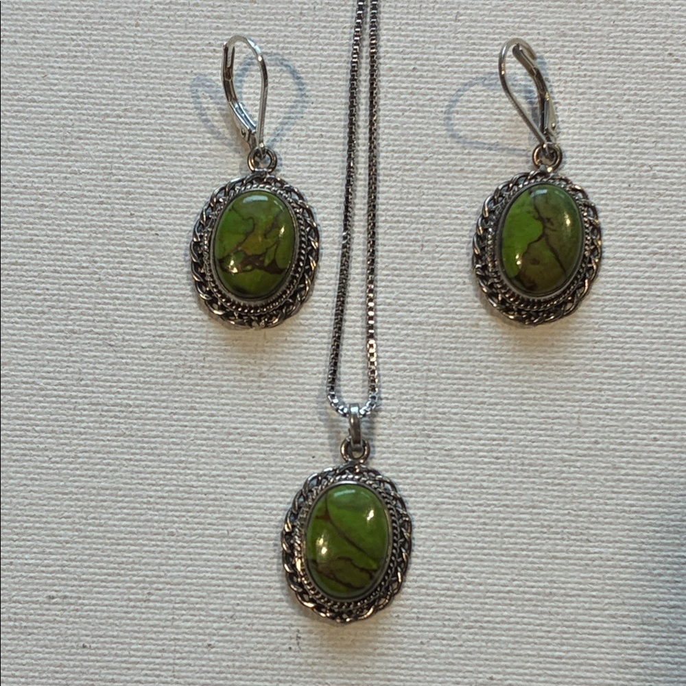 Beautiful copper turquoise set in 925 silver and a 925 silver chain